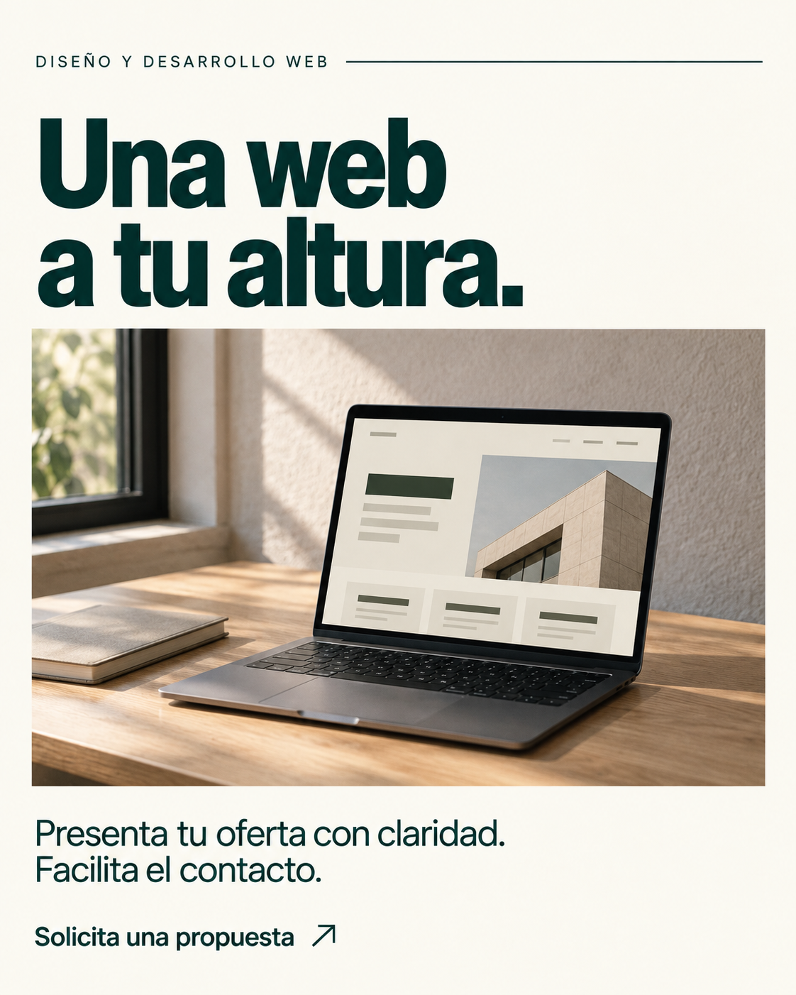 Concepto de campaña web: Una web a tu altura. Fotografía de una laptop con un sitio corporativo.